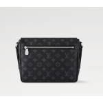DISTRICT Small Messenger Bag
