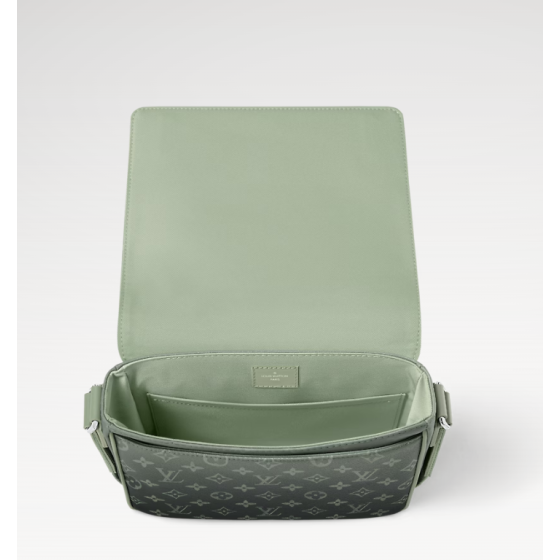 DISTRICT Small Messenger Bag