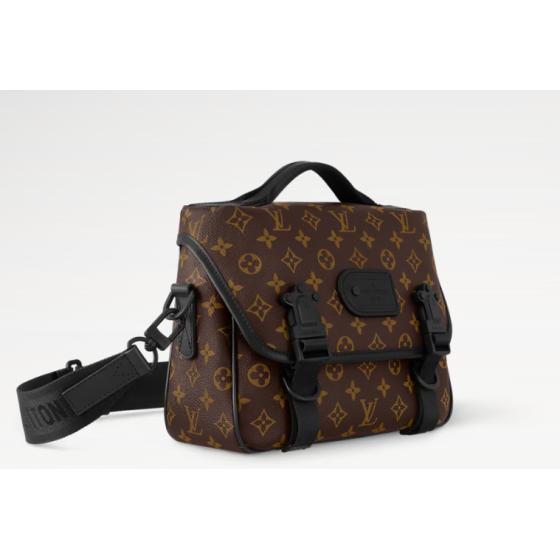 LV TRAIL MESSENGER BAG
